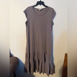 Jack + Avery ruffle hem midi T-shirt dress Gray/Taupe
